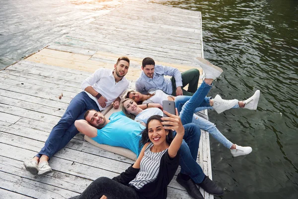 Group Beautiful Young People Who Selfies Lying Pier Best Friends — Stock Photo, Image