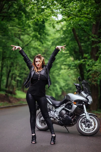 Atraktivní Sexy Dívka Oblečená Kůži Pózování Blízkosti Sportovní Motocykl Venku — Stock fotografie