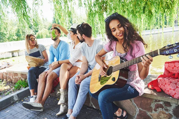 Een Groep Gelukkige Vrienden Met Gitaar Terwijl Een Van Hen — Stockfoto