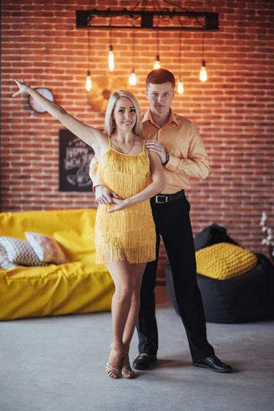 Casal Jovem Dançando Música Latina Bachata Merengue Salsa Dois Pose — Fotografia de Stock