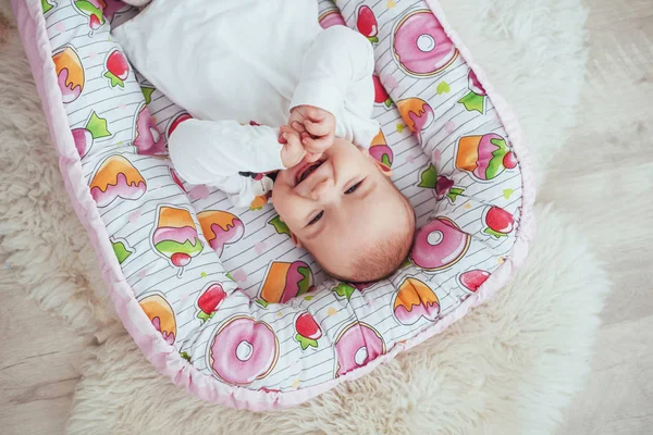 Photo Charming Newborn Baby Pink Cradle Good Light Studio — Stock Photo, Image