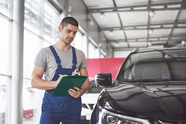 Porträt Eines Mechanikers Bei Der Arbeit Seiner Werkstatt Autoservice Reparatur — Stockfoto