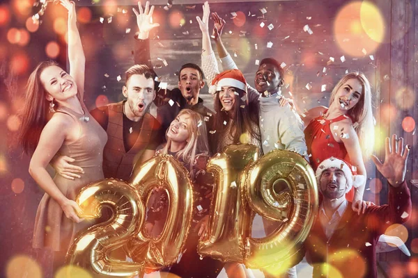 Yeni Yıl Yaklaşıyor Noel Baba Şapkalı Altın Renkli Sayılar Taşıyan — Stok fotoğraf