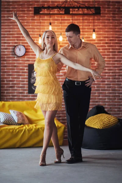 Молодая Пара Танцует Латинскую Музыку Бачата Меренге Сальса Две Элегантные — стоковое фото