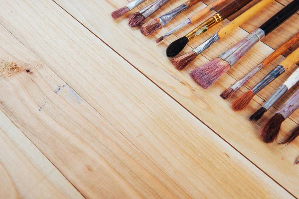 Ein Bündel Alter Künstlerpinsel Auf Einem Rustikalen Holztisch Ansicht Von — Stockfoto