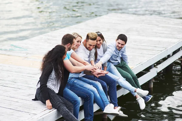 Portrait Groupe Joyeux Jeunes Assis Sur Bord Jetée Extérieur Dans — Photo