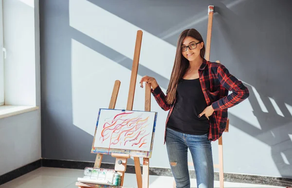 Artista Pintando Quadro Estúdio Criativa Menina Pintor Pensativo Pinta Uma — Fotografia de Stock