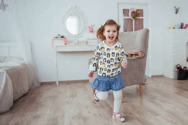 Chica Feliz Jugando Una Habitación Luminosa Infancia —  Fotos de Stock