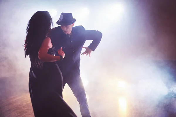 Искусные Танцоры Выступают Темной Комнате Концертным Светом Дымом Чувственная Пара — стоковое фото
