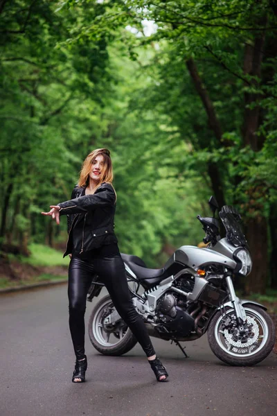 Atraktivní Sexy Dívka Oblečená Kůži Pózování Blízkosti Sportovní Motocykl Venku — Stock fotografie