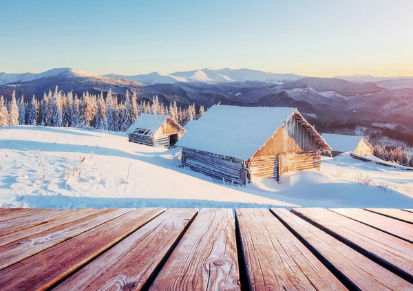 雪の森と木の小屋とみすぼらしいテーブルがある冬の山の風景 — ストック写真