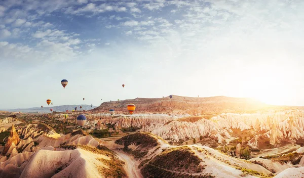 Fantástico Amanecer Sobre Valle Rojo Capadocia Anatolia Turquía Montañas Volcánicas — Foto de Stock