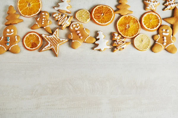 Weihnachten Lebkuchen Und Getrocknete Orangen Und Gewürze Auf Weißem Tisch — Stockfoto