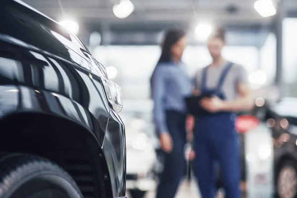 Krásná Mladá Žena Mluví Krásným Auto Mechanik Při Opravě Auta — Stock fotografie