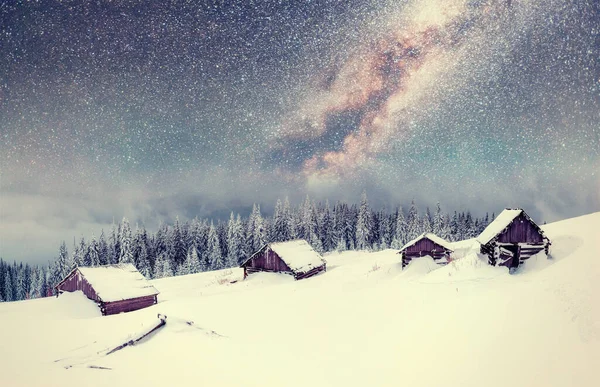 Σαλέ Στα Βουνά Νύχτα Κάτω Από Αστέρια Μαγική Εκδήλωση Ψυχρός — Φωτογραφία Αρχείου