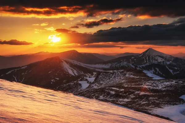 Kleurrijke Lente Zonsondergang Bergketens Het Nationaal Park Karpaten Oekraïne Europa — Stockfoto