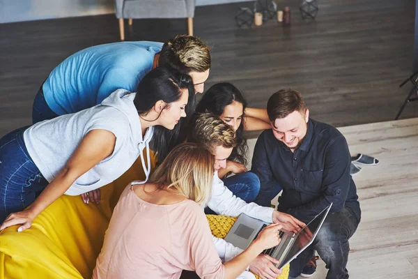 Grupo Jóvenes Creativos Friends Hanging Social Media Concept Juntos Discuten — Foto de Stock