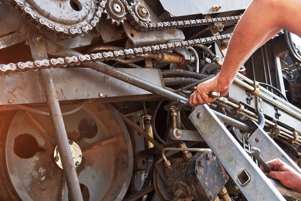 Połączyć Serwis Maszyn Mechanika Naprawy Silnika Zewnątrz — Zdjęcie stockowe