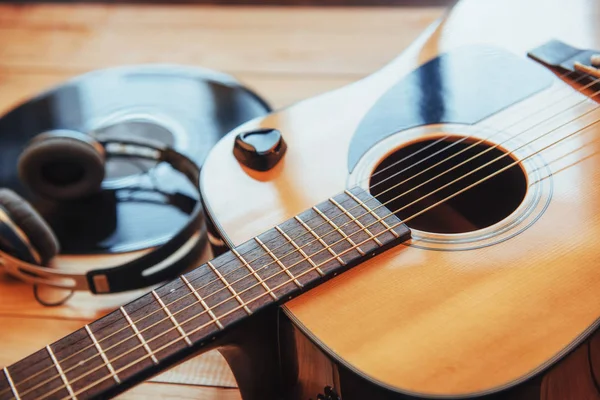 Guitarra Clássica Com Fones Ouvido Fundo Madeira — Fotografia de Stock