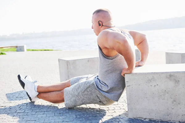 Visão Perfil Homem Forte Exercitando Seus Braços Fazendo Mergulhos Tricep — Fotografia de Stock