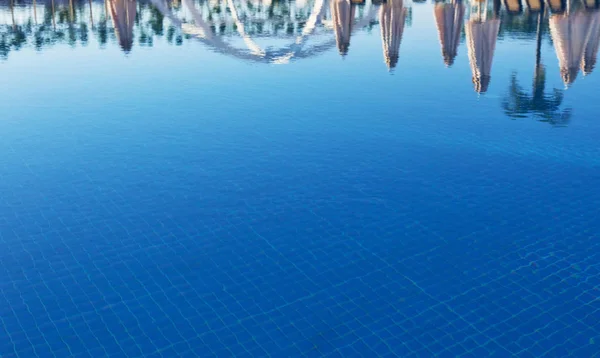 太陽の光を通して プール内の澄んだ青い水 水の背景 — ストック写真