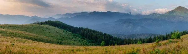 Fantastic Snow Capped Mountains Beautiful Cumulus Clouds — Stock Photo, Image