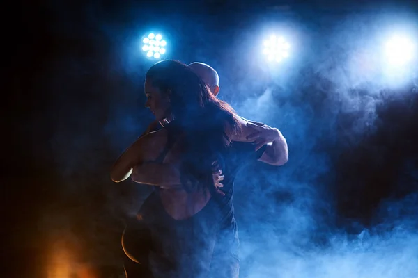 Bailarines Hábiles Actuando Sala Oscura Bajo Luz Del Concierto Humo — Foto de Stock