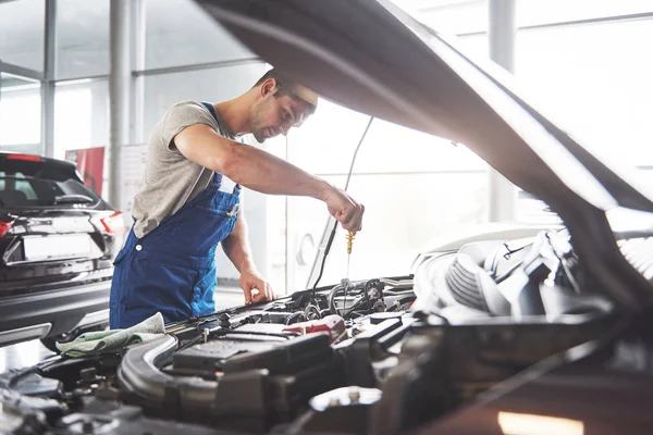 Imagen Que Muestra Trabajador Servicios Automóviles Musculosos Reparando Vehículo — Foto de Stock