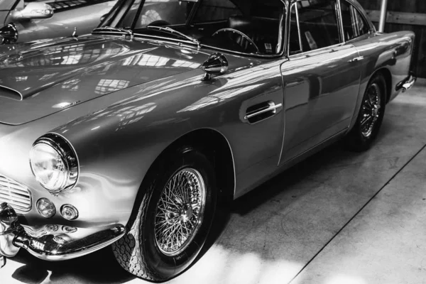 Vista Luxo Vintage Carro Cor Prata Exposição Showroom — Fotografia de Stock