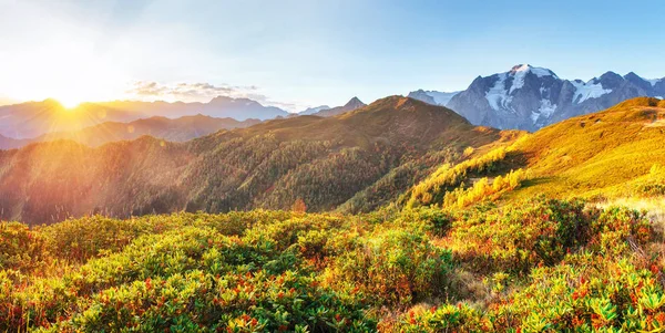 Fantastische Schneebedeckte Berge Den Wunderschönen Kumuluswolken — Stockfoto