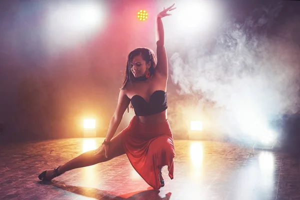 Geschickte Und Schöne Tänzerin Die Dunklen Raum Unter Dem Konzertlicht — Stockfoto