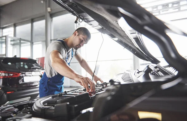 Imagem Mostrando Carro Muscular Serviço Trabalhador Reparando Veículo — Fotografia de Stock