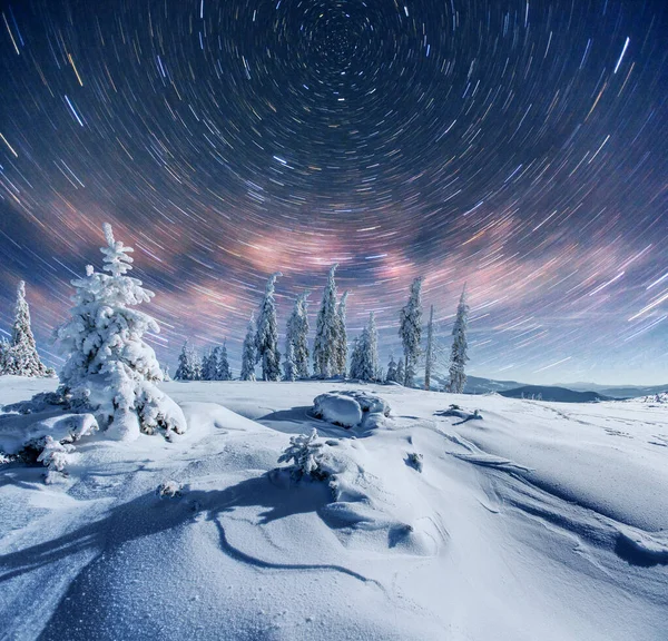 冬の雪の夜の星空を 幻想的な天の川の大晦日 休日を見越して 劇的なシーン カルパティア ウクライナ — ストック写真