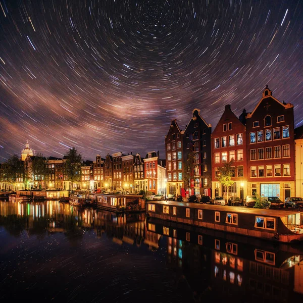 Vacker Natt Amsterdam Natt Belysning Byggnader Och Båtar Nära Vattnet — Stockfoto