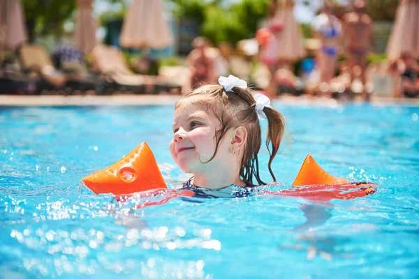 Dívka Koupající Bazénu Náramcích Horkého Letního Dne Rodinná Dovolená Tropickém — Stock fotografie
