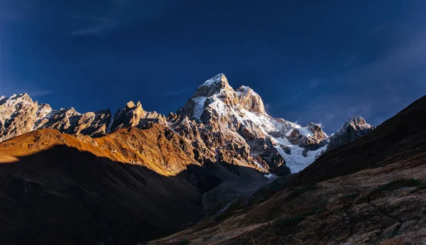 Hösten Landskap Och Snö Berg Vackra Cumulusmoln Kaukasiska Höglandsryggen Typ — Stockfoto