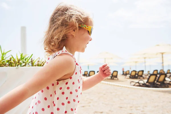 Šťastné Dítě Dívka Šatech Pláži Moře Létě — Stock fotografie