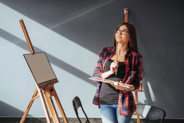 Jovem Artista Pintando Quadro Estúdio — Fotografia de Stock