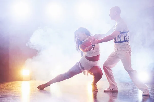 Bailarines Hábiles Actuando Sala Oscura Bajo Luz Del Concierto Humo — Foto de Stock