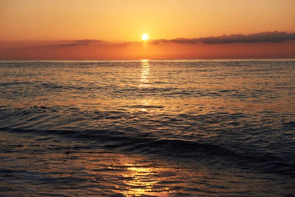 Kleurrijke Zonsondergang Boven Zee Door Botsende Golven Natuur Samenstelling — Stockfoto