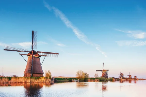 Färgglada Vårdag Med Traditionella Väderkvarnar Holländska Kanalen Rotterdam Träpiren Nära — Stockfoto