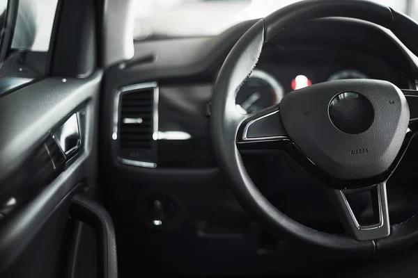 Interior Del Coche Lujo Volante Palanca Cambios Tablero Instrumentos Computadora — Foto de Stock