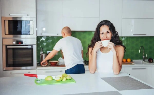 Happy Νεαρό Ζευγάρι Που Έχοντας Καφέ Στην Κουζίνα Στο Σπίτι — Φωτογραφία Αρχείου