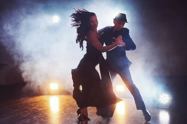 Bailarines Hábiles Actuando Sala Oscura Bajo Luz Del Concierto Humo — Foto de Stock