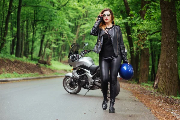 Привлекательная Сексуальная Девушка Одетая Кожаную Позу Возле Спортивного Мотоцикла Снаружи — стоковое фото