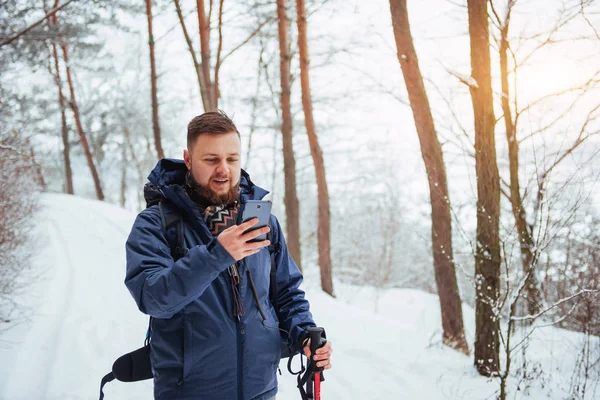 Man Traveler Рюкзаком Активного Отдыха Свежем Воздухе Красивый Пейзаж Лесом — стоковое фото