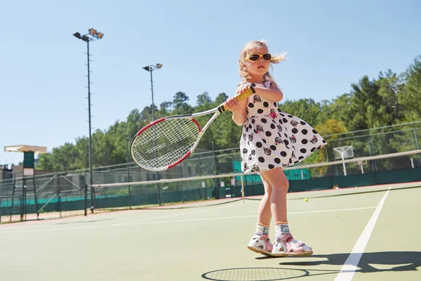 Carina Bambina Che Gioca Tennis Sul Campo Tennis Fuori — Foto Stock
