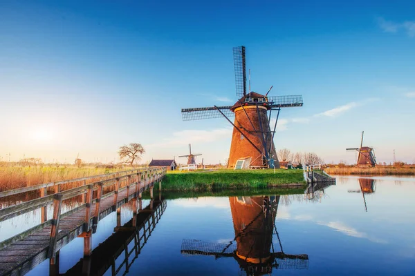 Kleurrijke Lente Met Traditionele Windmolens Nederlandse Kanaal Rotterdam Houten Pier — Stockfoto