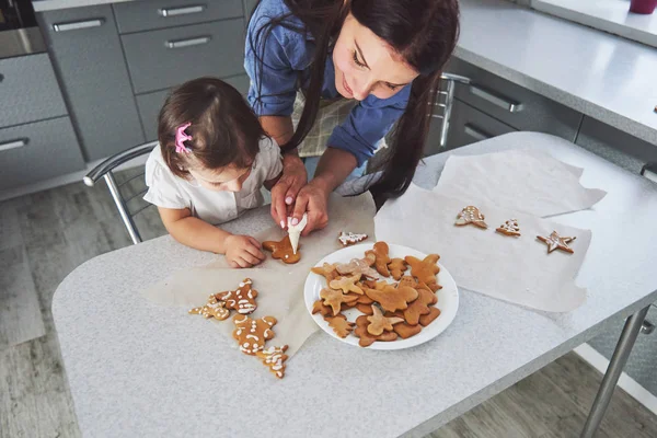 Happy Family Kitchen Holiday Food Concept Mother Daughter Decorate Cookies — Stock Photo, Image