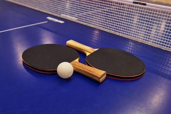 Bordtennisracket Med Boll Blått Bord — Stockfoto